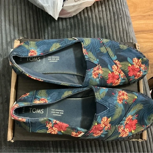 Toms Blue Floral Hawaiian Slip-Ons, size 9.5 - Picture 3 of 5
